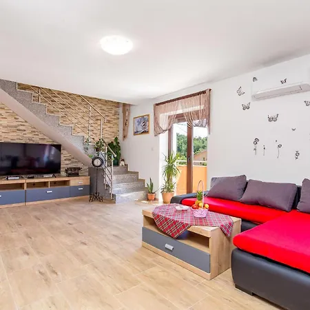 5 Bedroom Lovely In Apartament *