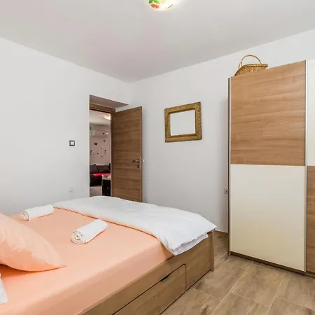 5 Bedroom Lovely In Apartament Viskovo