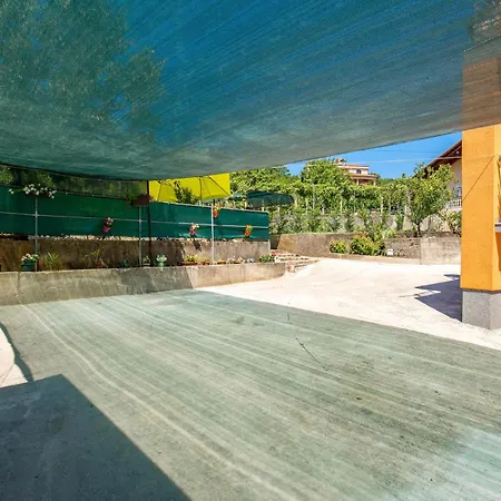 5 Bedroom Lovely In Apartament