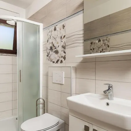 5 Bedroom Lovely In Viskovo