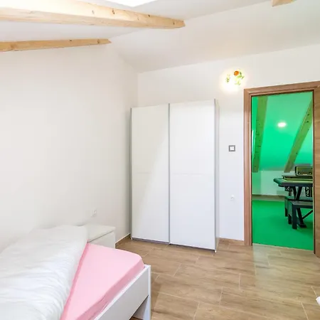 5 Bedroom Lovely In Apartament *