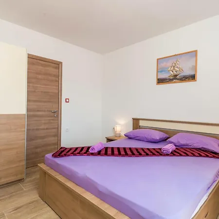 5 Bedroom Lovely In Apartament Viskovo