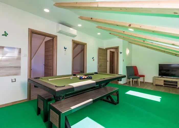 Διαμέρισμα 5 Bedroom Amazing In *