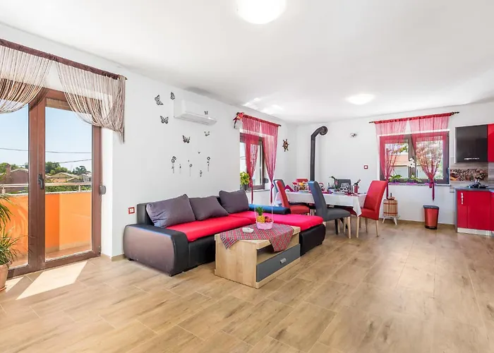 5 Bedroom Amazing In Διαμέρισμα Viskovo