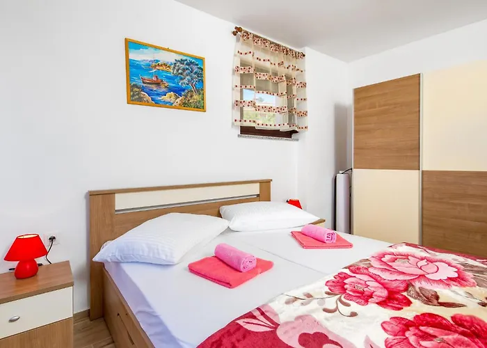 5 Bedroom Amazing In Διαμέρισμα Viskovo
